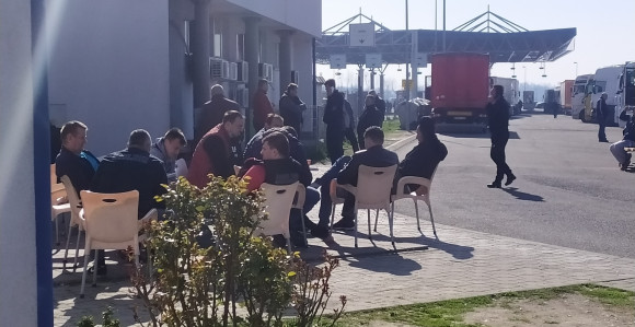 Погледајте јавашлук на граничном прелазу Рача (ФОТО)