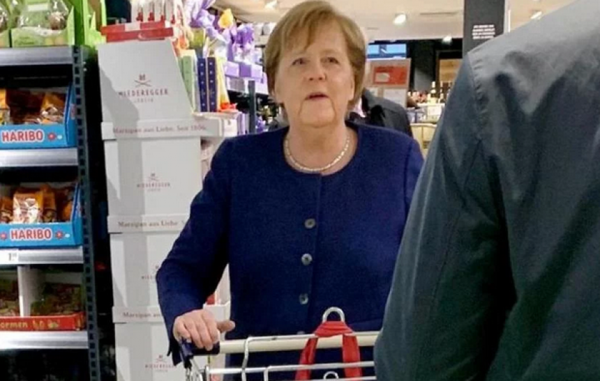 Angela Merkel snimljena kako kupuje toalet papir