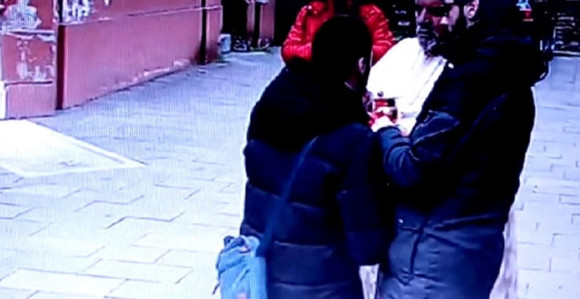 U doba epidemije pričešćuju se istom kašikom?!