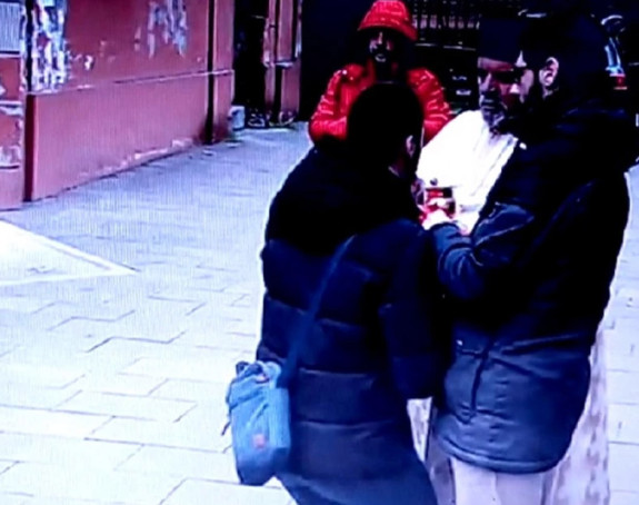 U doba epidemije pričešćuju se istom kašikom?!