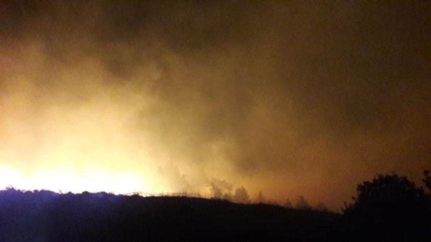 Пожар на Хвару, ватра се брзо шири због јаког вјетра