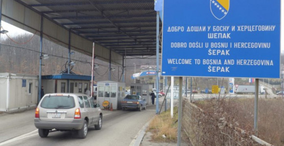 Na ulazu u BiH duga kolona kamiona na GP Gradiška