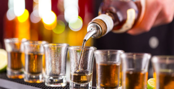 "Liječili se" od virusa: Masovno trovanje alkoholom