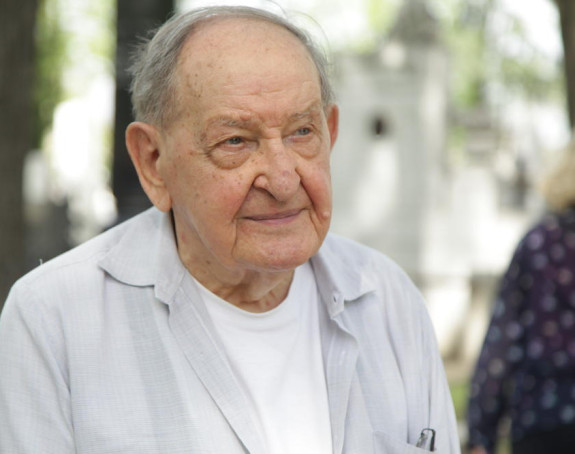 Власта (94) би радо да развози лекаре али због година не сме напоље!
