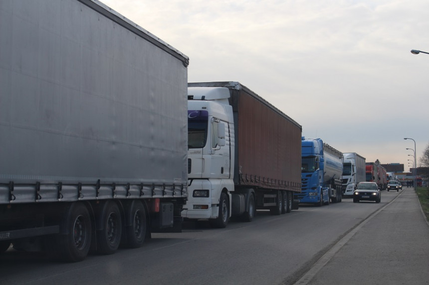 Колоне камиона и јутрос на Граничном прелазу Градишка