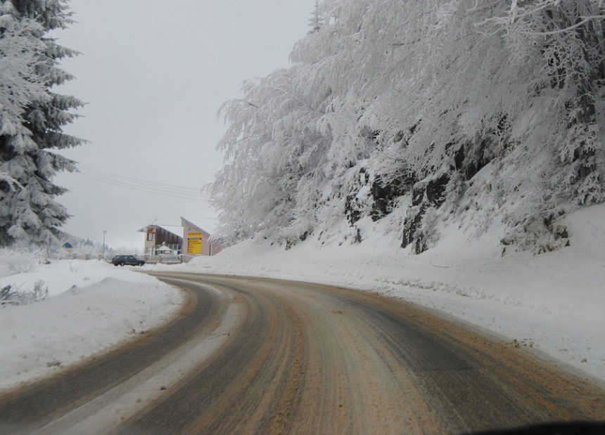 Otežan saobraćaj u regiji Birač: Visina snijega pola metra