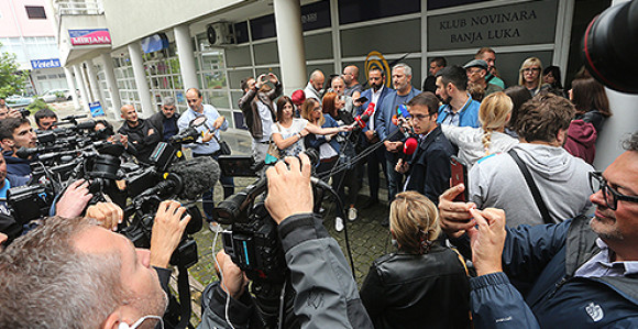 Novinari Srpske ljuti na zvaničnike: Važne odluke ekskluzivno ne saopštavati preko privatnih medija!