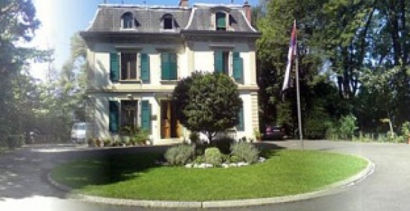 Diplomatu iz Srbije u Ženevi liječe krpom i vodom