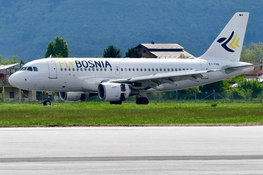 Посада авиона у заштитним одијелима до Рима и назад