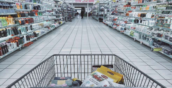 Žena namjerno kašljala na proizvode u prodavnici