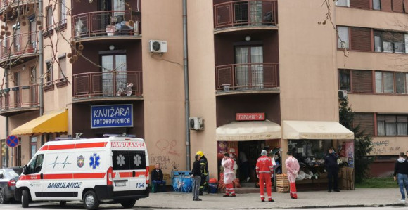 Muškarac prijetio da će skočiti sa terase jer nije testiran