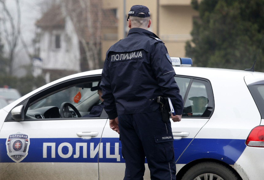 Naoružani muškarac za vrijeme policijskog časa upao u kuću, pa prijetio