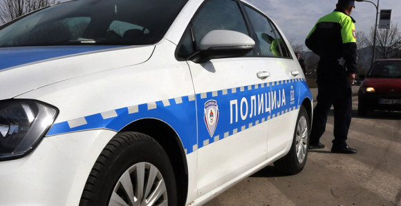 Udaljio se od kuće, pa udario policajca u glavu