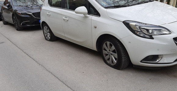 Za vrijeme policijskog časa bušili gume na automobilima