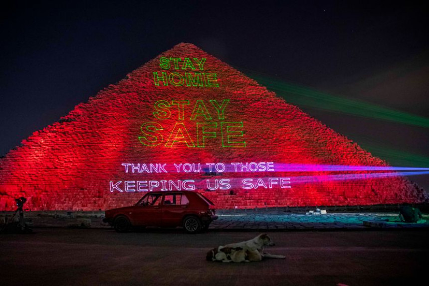 Кеопсова пирамида осветљена порукама: Останите код куће!