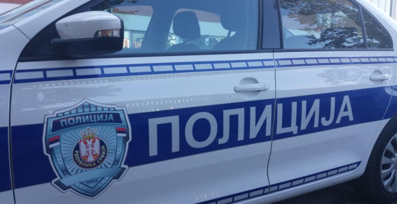 Hodao pijan sa puškom, gađao policiju flašama