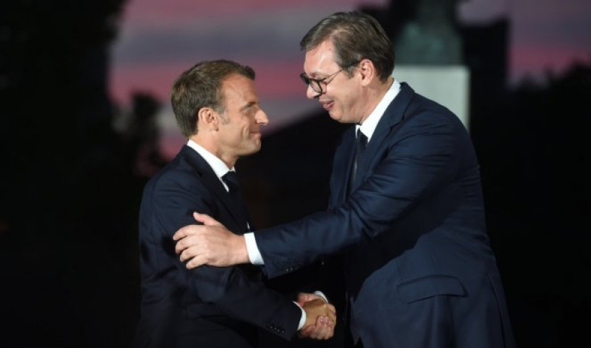 Vučić sa Makronom: Podrška Srbiji u borbi protiv korone