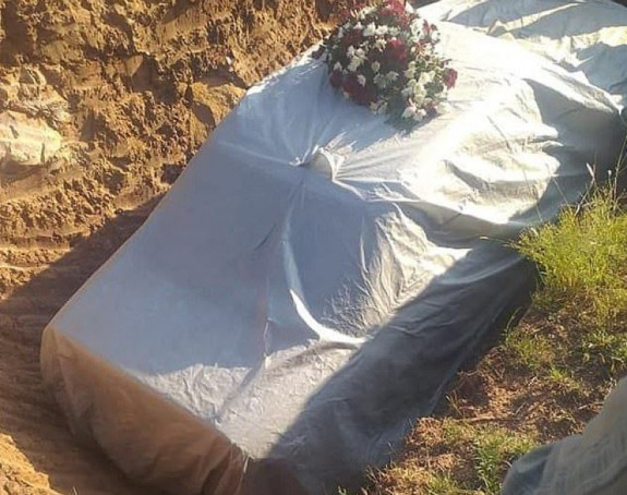 Sahranjen u "Mercedesu" za volanom, ispratilo ga celo selo uprkos koronavirusu! (FOTO)
