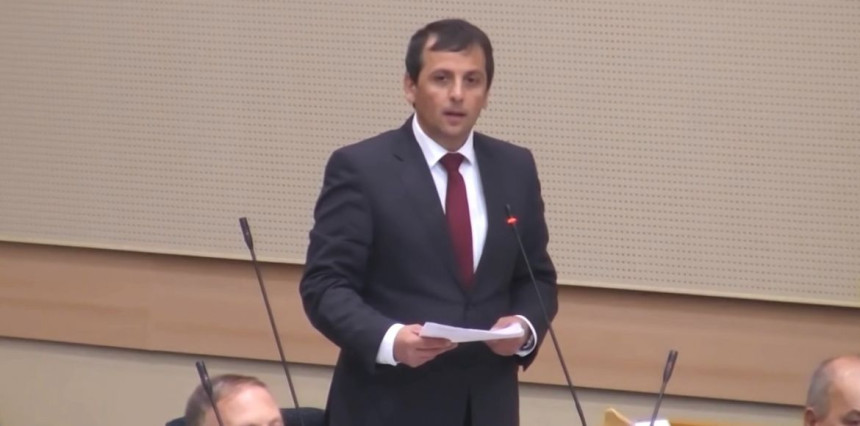 POZVAO NAROD DA SE SUPROSTAVI REKETIRANJU: "Teret da podnesu prebogati i korumpirani političari - NE DAJTE IM NI ZRNA ŽITA"