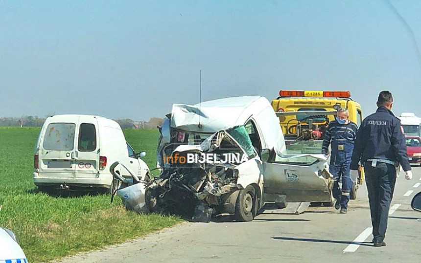 Težak udes kod Bijeljine, vatrogasci izvukli vozača