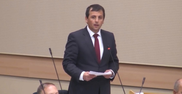 POZVAO NAROD DA SE SUPROSTAVI REKETIRANJU: "Teret da podnesu prebogati i korumpirani političari - NE DAJTE IM NI ZRNA ŽITA"