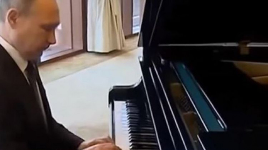 Путин у слободно вријеме на клавиру свира "Боже правде"