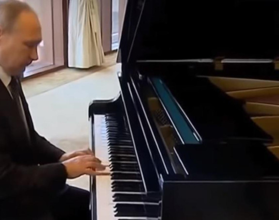 Putin na klaviru svira "Bože pravde"! (VIDEO)