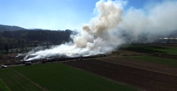 Požar na divljoj deponiji u Karakaju, vatrogasci na terenu