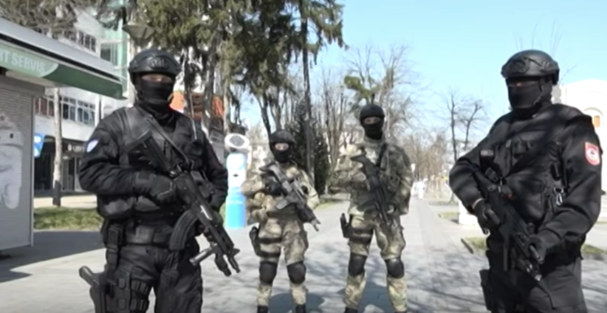 On je sve "epidemiolog i virolog i policajac i pajac i radnik za kasom i "humanitarac" i poletarac i politikant..."