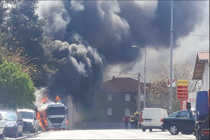 У Мостару се запалио камион, блокиран саобраћај
