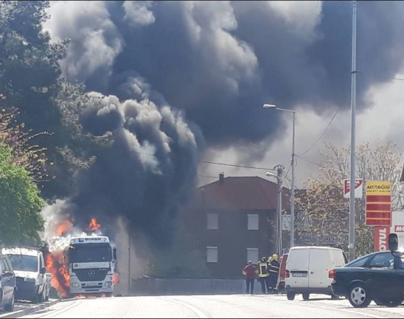 U Mostaru se zapalio kamion, blokiran saobraćaj