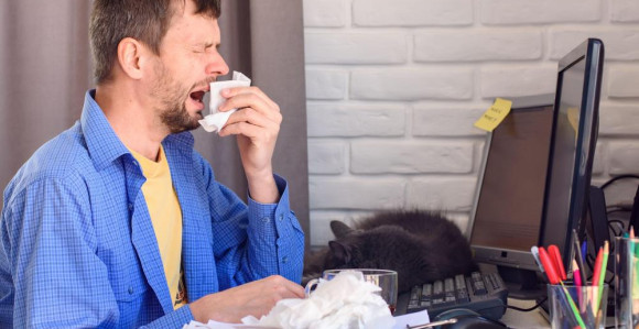 Ево зашто заражене особе кашљу и губе чуло мириса!