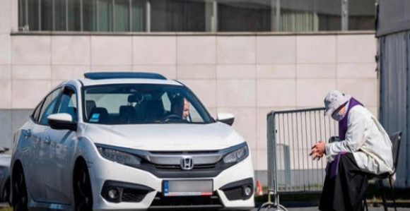 Sveštenik napravio ispovedaonicu na parkingu ispred crkve!