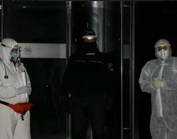 Studenti odvalili vrata u karantinu i izašli iz izolacije