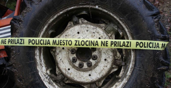 U dvorištu traktorom pregazio dvogodišnje dijete
