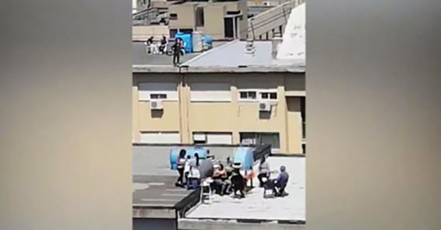 Italija: Roštiljali na krovu zgrade, intervenisala policija