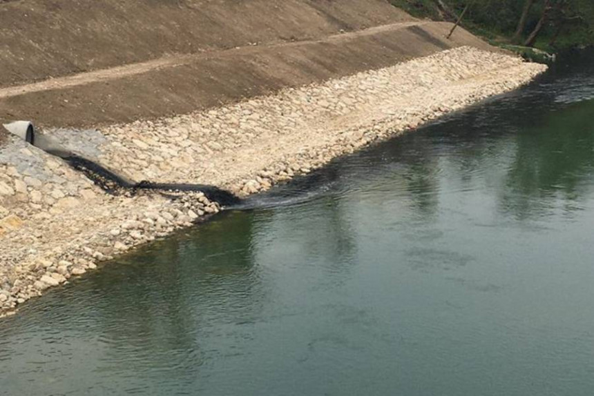 Ispuštena crna tečnost u Vrbas, traže se odgovorni