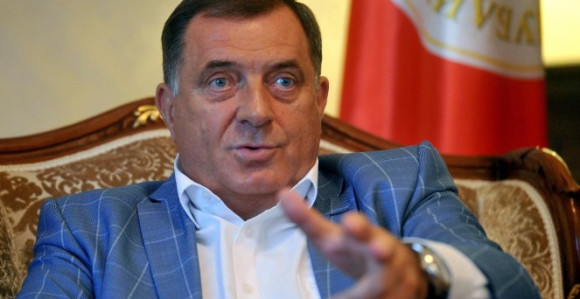 Da li se ponekad upitate ko je institucionalno ovaj čovjek i da li je ovo degradiranje Srpske?!