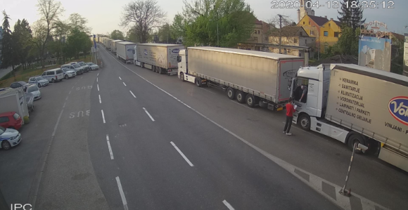U Gradišci i Šamcu duge kolone teretnih vozila