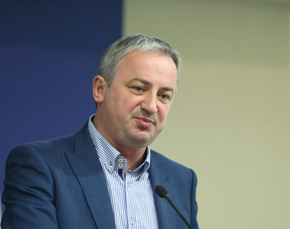 Borenović: Šefovi stranaka derogiraju institucije!
