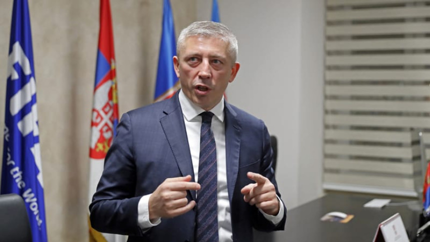 Славиша Кокеза у процедури давања крвне плазме
