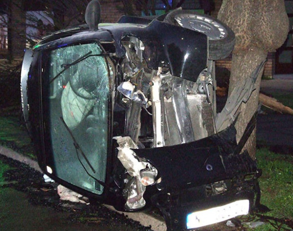 Усред полицијског часа “смартом” се закуцао у дрво