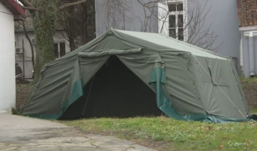 Podigao šator jer nije mogao više da izdrži sa ženom u kući ceo dan!