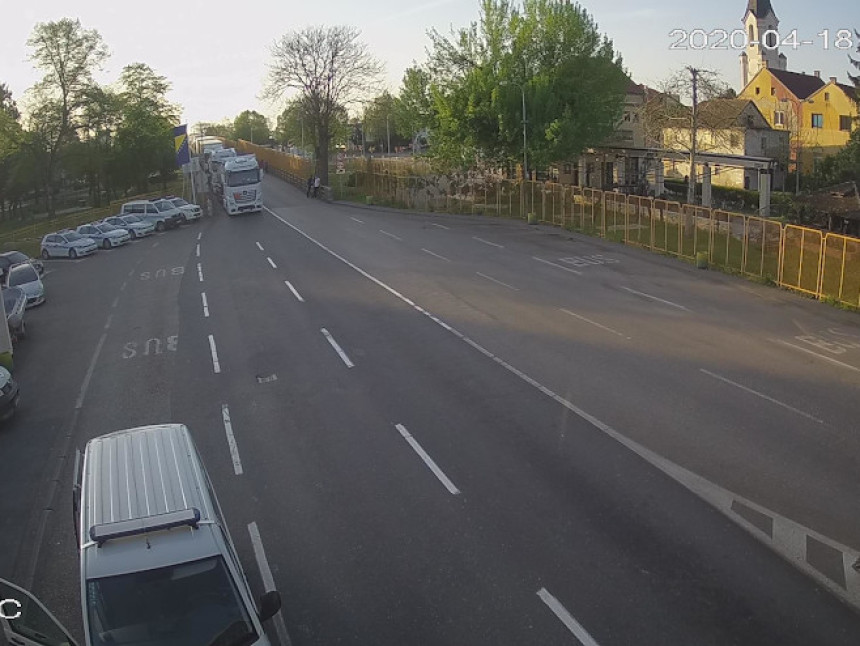 Duge kolone teretnih vozila na prelazu Gradiška