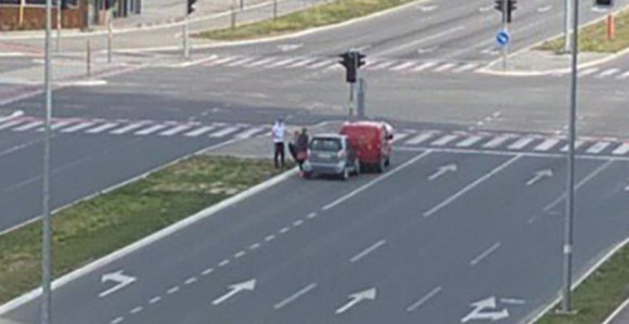 Automobili se sudarili na potpuno pustoj ulici