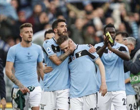 Fudbaleri se bijelim lukom i čokoladom brane od korone