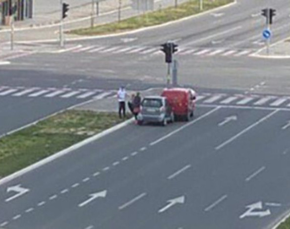 Automobili se sudarili na potpuno pustoj ulici