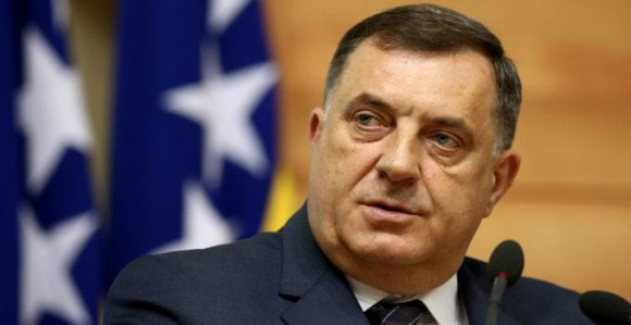 Opet se on petlja gdje mu mjesto nije, gdje su predsjednica i premijer!?
