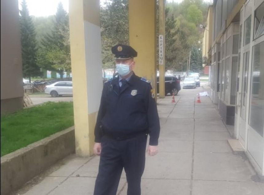 Trinaestogodišnje dijete palo sa balkona i poginulo