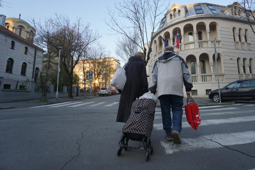 Srbija: Penzioneri mogu u šetnju, otvaraju se pijace